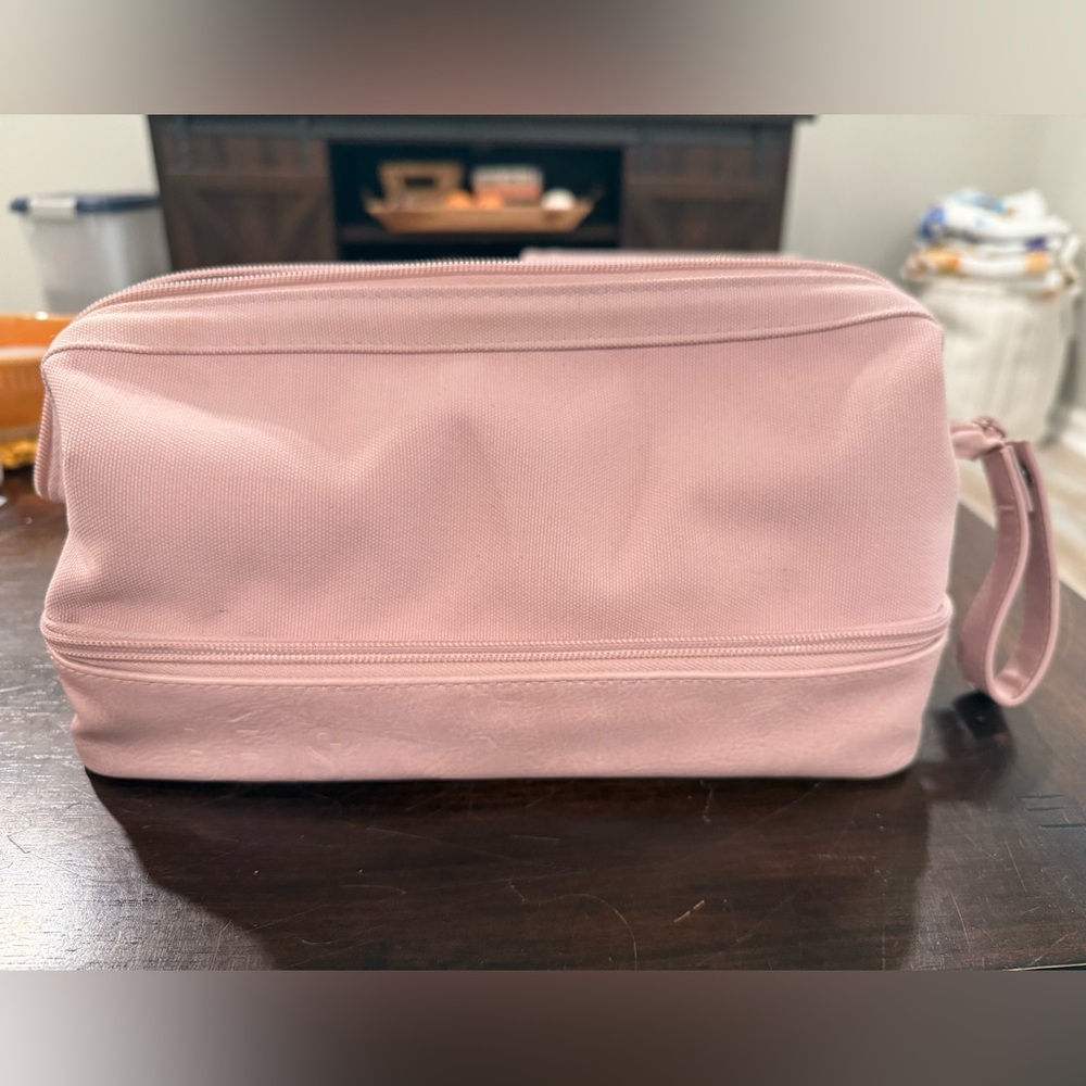 BEIS The Dopp Kit in Atlas Pink